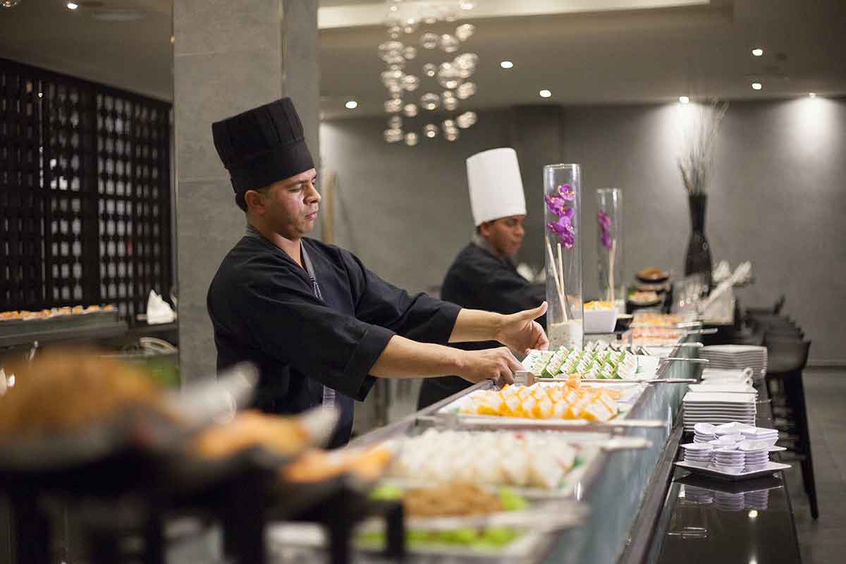 Cocineros preparando un buffet