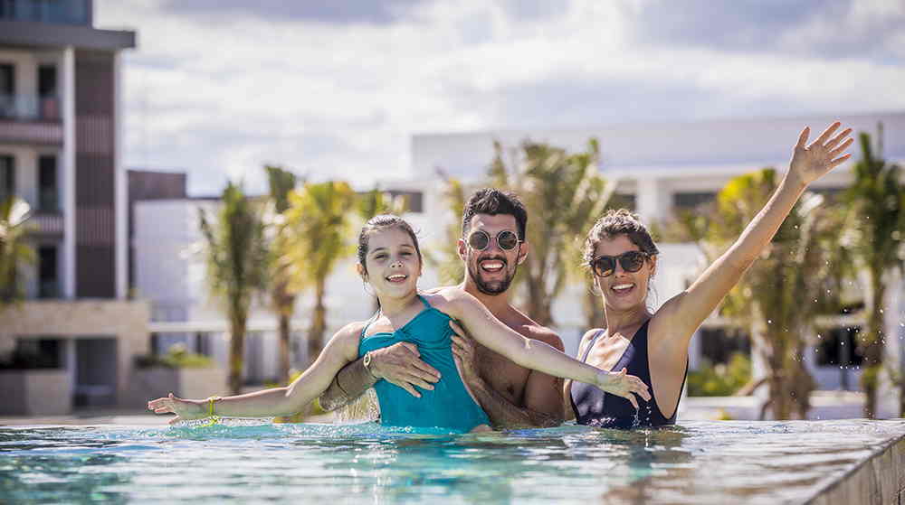 Familia disfrutando en la piscina en Majestic Elegance Costa Mujeres
