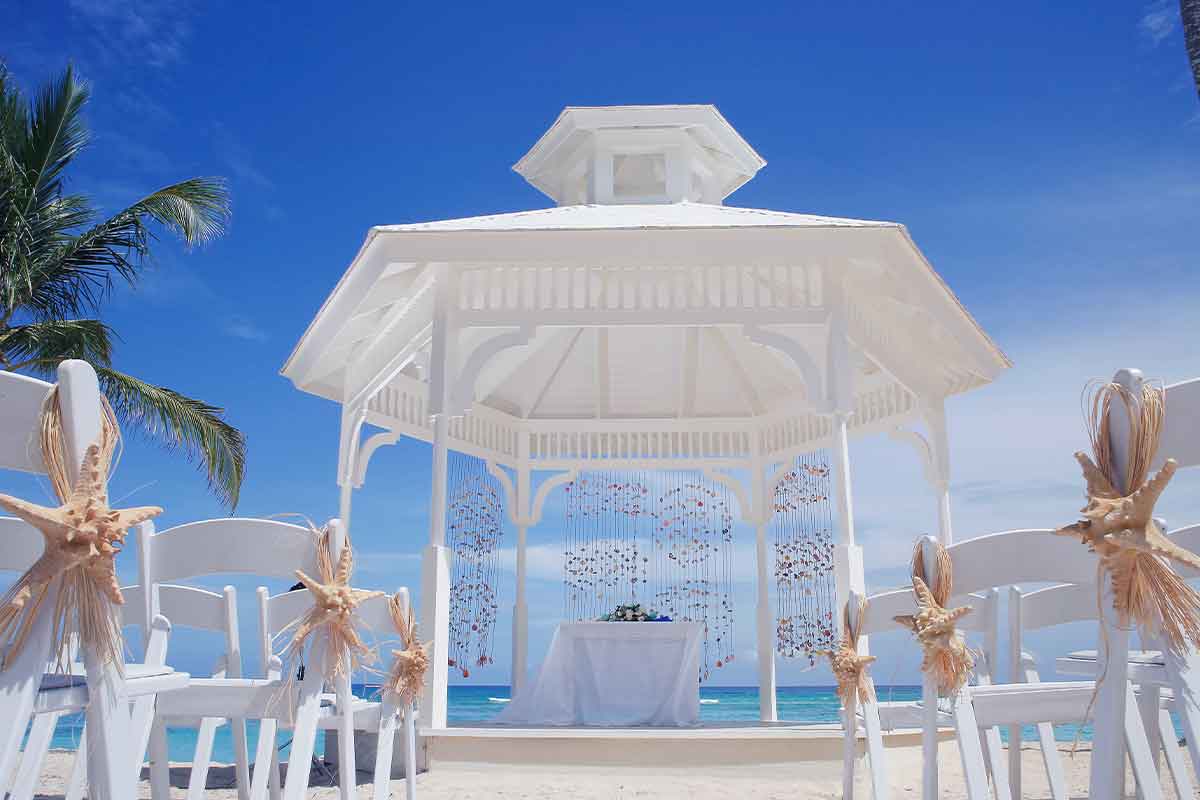 Bonito altar  decorado para realizar una ceremonia