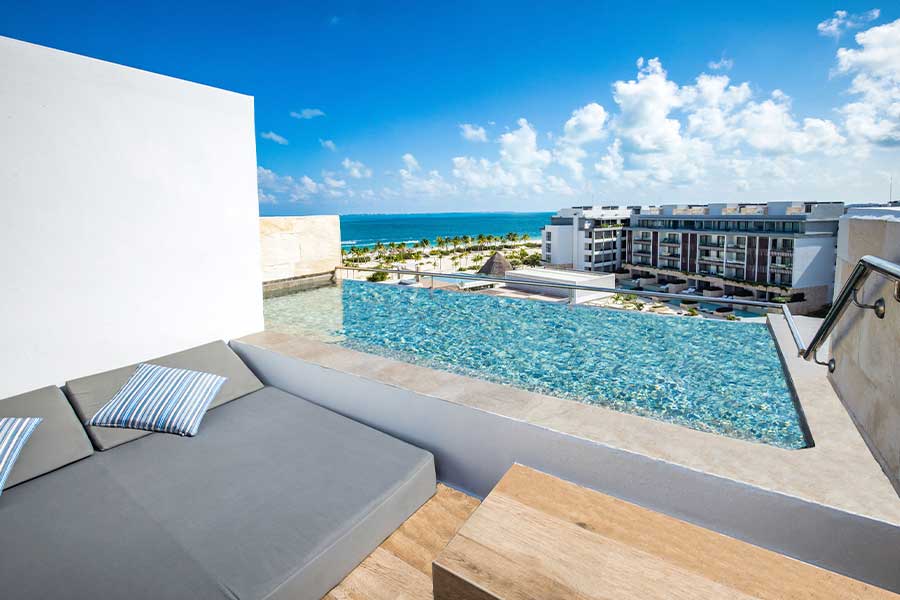 dia soleado con piscina y terraza elegance club plunge pool suite