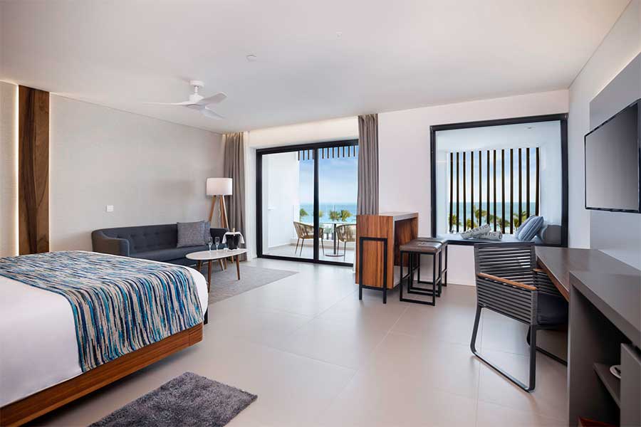 dormitorio y zona de estar junior suite ocean front