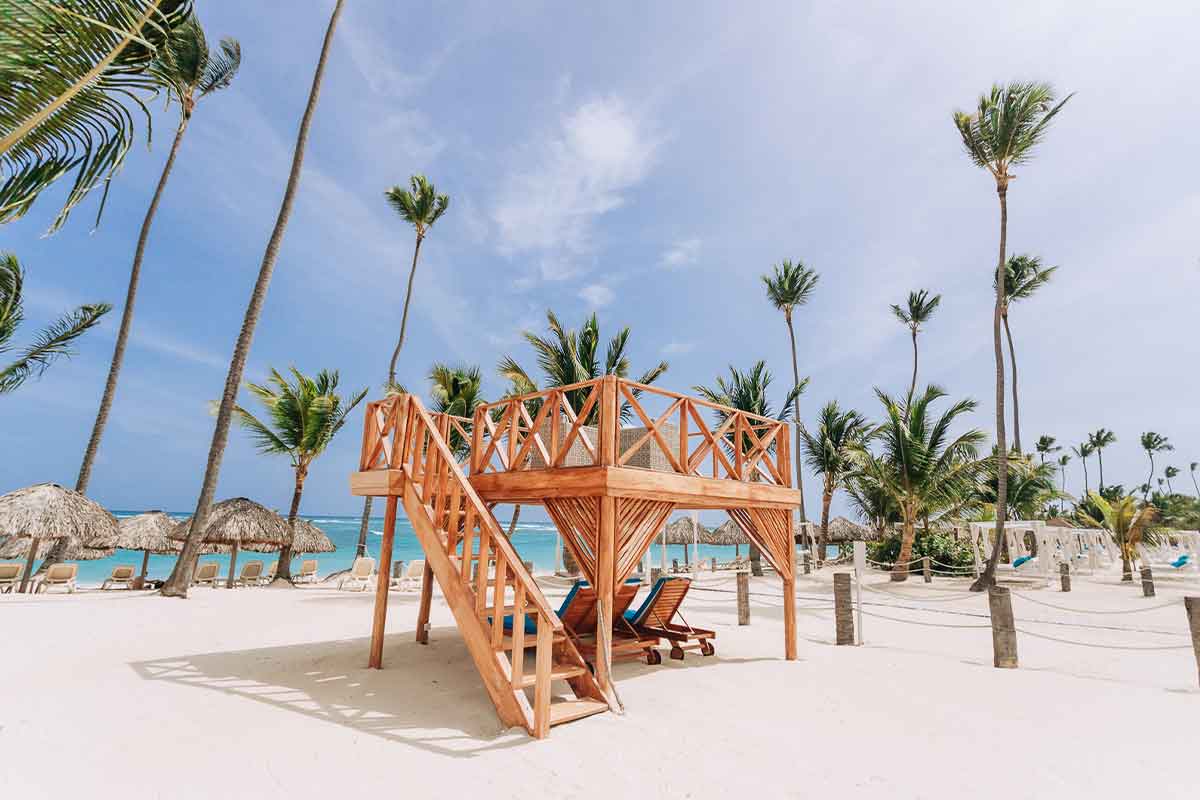 Estructura de madera en la playa, amueblada para disfrutar de las vistas