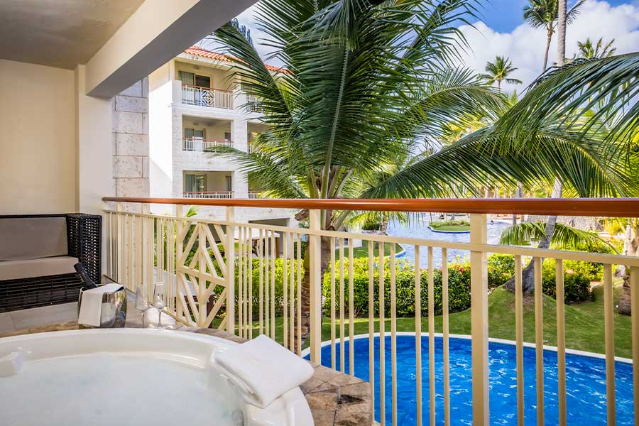 Terraza equipada con muebles cómodos y un relajante jacuzzi