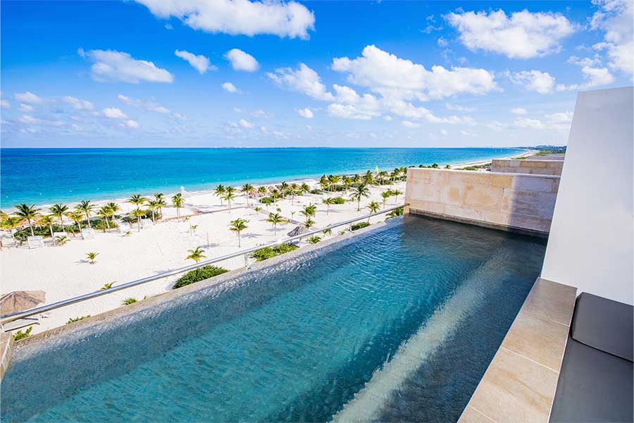 piscina infinity en dia soleado vistas al oceano elegance club plunge pool suite ocean front