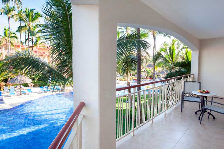 Terraza amueblada con vistas a la piscina