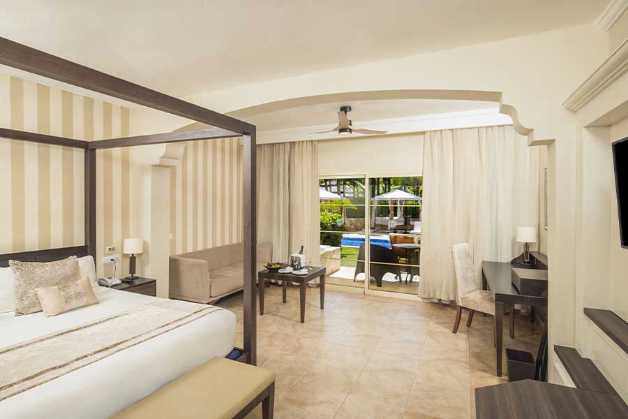 Vista general de la habitación Junior Suite swim-up