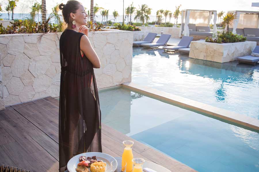 mujer disfrutando de la terraza y piscina elegance club swim up suite