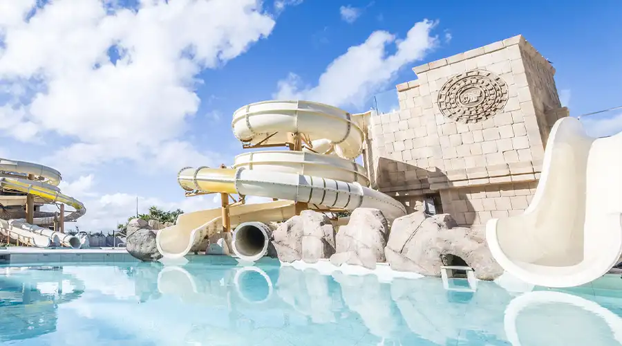 Niños en un tobogán acuático majestic mirage punta cana all suite resort